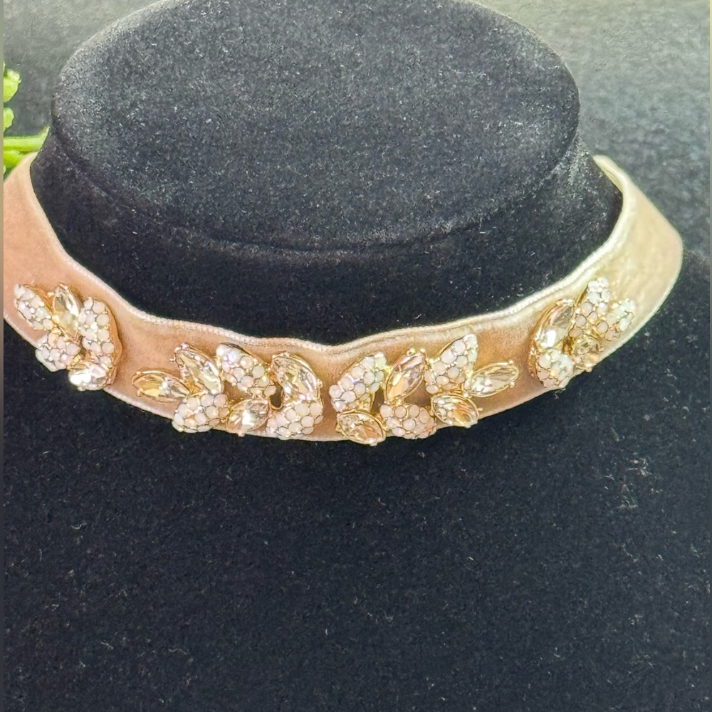 Gorgeous NWOT champagne velvet embellished choker w/rhinestones & faux opals